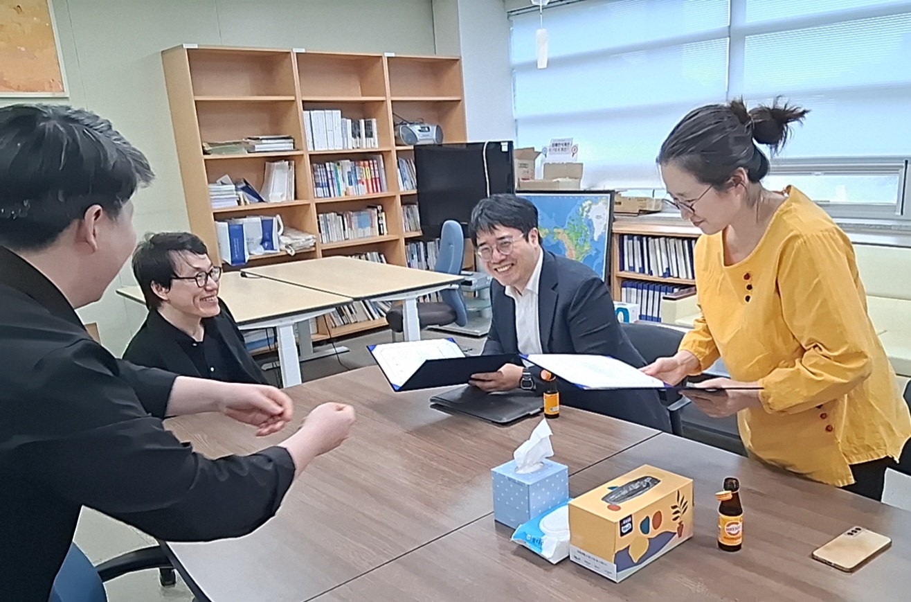 권태균 변호사와 이주언 변호사가 위촉장을 받고 있다.