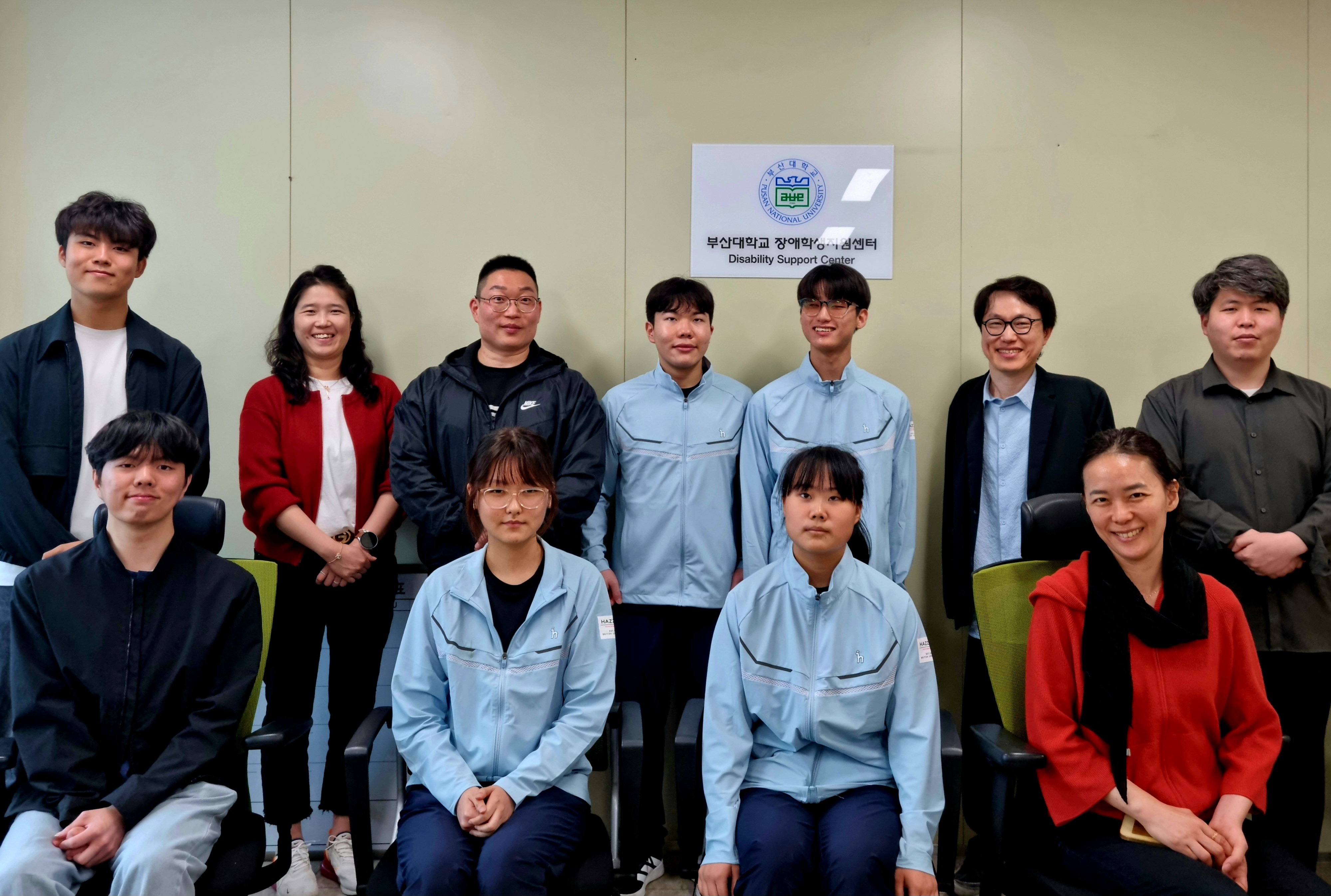 부산대학교 장애학생지원센터 현판을 중심으로 대전맹학교 교사 1명과 학생 4명, 장애학생지원센터 직원 2명, 특수교육과 관계자 등이 모여 단체 사진을 찍음. 부산대학교 장애학생지원센터 현판을 중심으로 대전맹학교 교사 1명과 학생 4명, 장애학생지원센터 직원 2명, 특수교육과 관계자 등이 모여 단체 사진을 찍음.